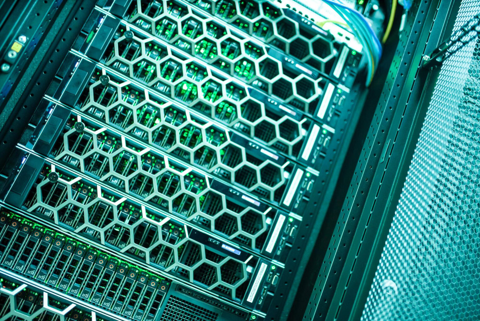 A web server powered by renewable energy